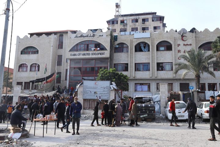 الاحتلال يقتحم ساحة مستشفى الأمل في غزة وسط إطلاق النار