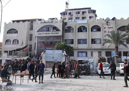 الاحتلال يقتحم ساحة مستشفى الأمل في غزة وسط إطلاق النار