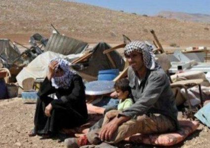 مستوطنون يهدمون خيمة ويحطمون أشجار زيتون ويعطبون خزانات مياه بمسافر يطا