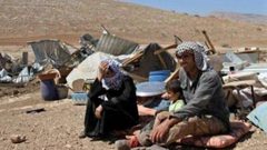 مستوطنون يهدمون خيمة ويحطمون أشجار زيتون ويعطبون خزانات مياه بمسافر يطا