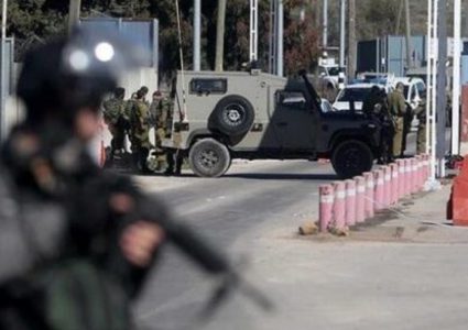 الاحتلال يطلق الرصاص صوب مركبة ويستولي عليها بعد الاعتداء على راكبيها في تقوع