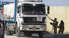 توقيف 18 إسرائيليا بمعبر كرم أبو سالم في محاولة لمنع دخول المساعدات