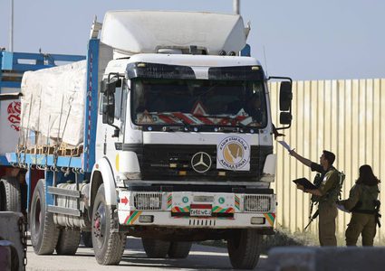 توقيف 18 إسرائيليا بمعبر كرم أبو سالم في محاولة لمنع دخول المساعدات