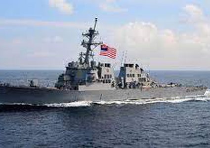 الحوثيون يستهدفون مدمرة أميركية في البحر الأحمر