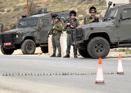 الاحتلال يغلق مدخل بلدة سنجل ويعرقل حركة المواطنين