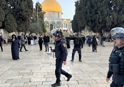 عشرات المستوطنين يقتحمون المسجد الأقصى