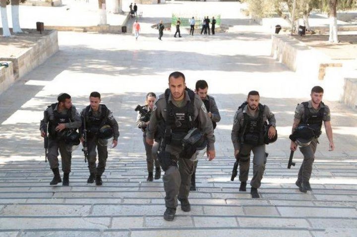 الاحتلال يعتقل مقدسيين ويستدعي عضوا في إقليم فتح بالقدس للتحقيق