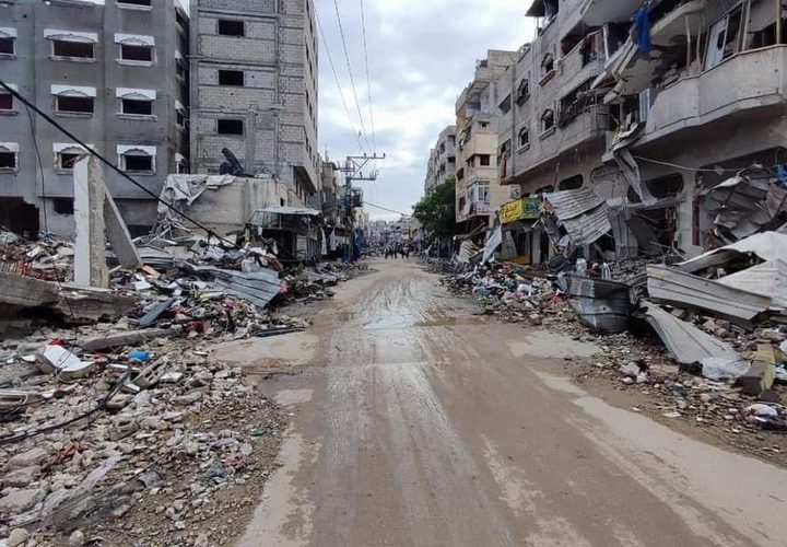 آثار الدمار الذي خلفه الاحتلال في مخيم المغازي وسط قطاع غزة.