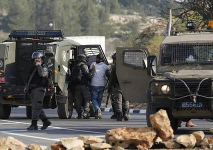 الاحتلال يعتقل مواطنا من الخليل ويحتجز والد شهيد ونجليه في دورا