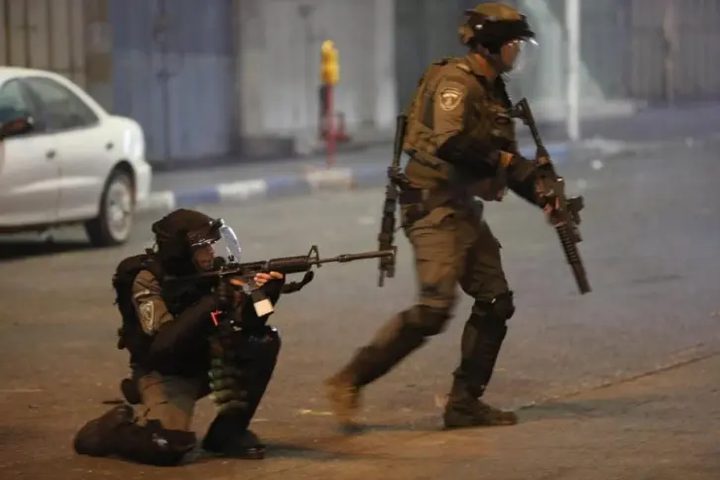 الاحتلال يطلق النار على مركبة شاب في الخليل ويعتقله