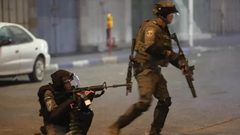 الاحتلال يطلق النار على مركبة شاب في الخليل ويعتقله