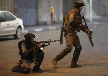 الاحتلال يطلق النار على مركبة شاب في الخليل ويعتقله