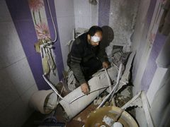 عائلة فلسطينية كانت تستقبل عشرات النازحين نجوا من الموت بعد سقوط صاروخ أطلقه طيران الاحتلال على منزل من 4 طوابق، حيث استقر الصاروخ في الطابق الأول ولم ينفجر.