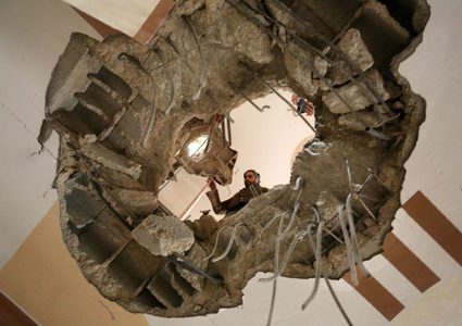 سقوط صاروخ إسرائيلي على منزل من 4 طوابق كان يأوي عشرات النازحين