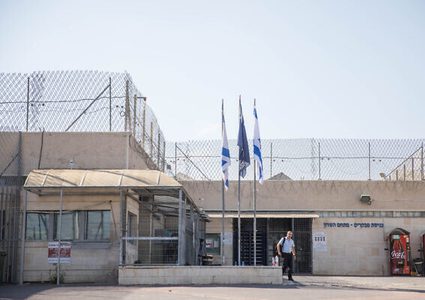 الاحتلال يُبقي على اعتقال سيدة حامل منذ يومين كرهينة وينقلها إلى سجن "هشارون"