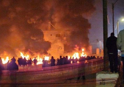 مستوطنون يشعلون إطارات مطاطية عند مدخل بلدة ترمسعيا