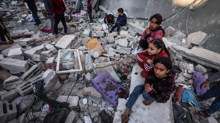 121 يوما على الحرب: استمرار القصف الإسرائيلي لأحياء القطاع وعدد الضحايا بارتفاع