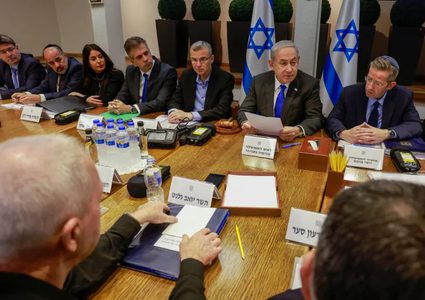 انقسام إسرائيلي بشأن صفقة التبادل وكوهين يحذّر من انتقاد قطر