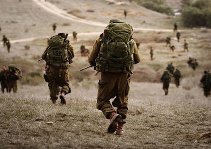 صحيفة عبرية: جنود الاحتلال ينسحبون من مواقعهم مخلفين عتادهم العسكري