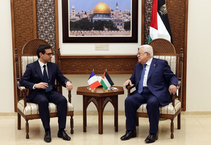 الرئيس الفلسطيني يبحث مع وزير الخارحية الفرنسي سبل وقف العدوان الفوري على غزة