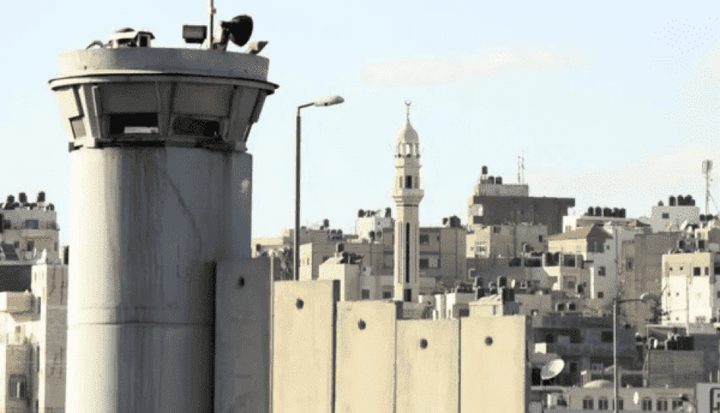 قوات الاحتلال تنصب برجا عسكريا وكرفانات في بيت أمر شمال الخليل
