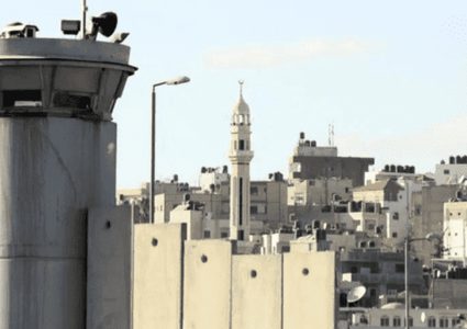 قوات الاحتلال تنصب برجا عسكريا وكرفانات في بيت أمر شمال الخليل