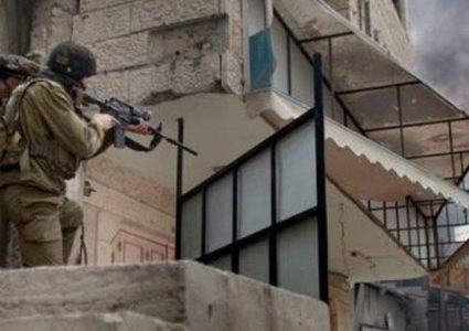 لاحتلال يداهم عدة منازل ويحقق مع ساكنيها في بيت فوريك شرق نابلس