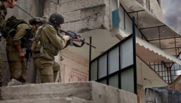 لاحتلال يداهم عدة منازل ويحقق مع ساكنيها في بيت فوريك شرق نابلس