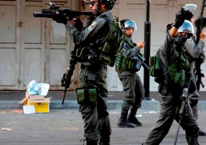 الاحتلال يقتحم مخيم شعفاط ويعتقل شابين