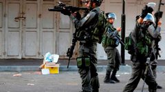 الاحتلال يقتحم مخيم شعفاط ويعتقل شابين