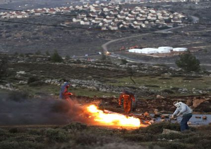 مستوطنون يحرقون غرفة زراعية في جنين