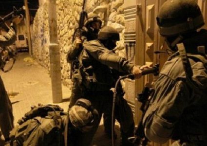 الاحتلال يعتقل طفلا وشقيقين من مسافر يطا جنوب الخليل