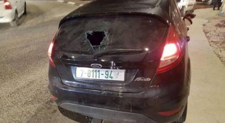 مستوطنون يهاجمون مركبة مواطن غرب بيت لحم