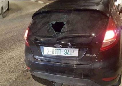 مستوطنون يهاجمون مركبة مواطن غرب بيت لحم