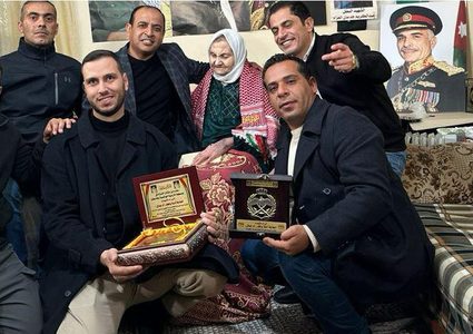 قيادة المستشفى الميداني الأردني في نابلس تزور سيدة عالجت جنود أردنيين عام 1967