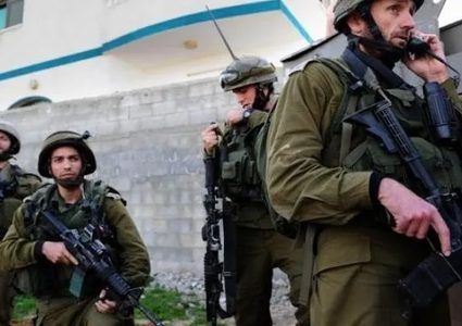 الاحتلال يقتحم مصنعا ويحطم محتوياته ويحتجز العاملين فيه غرب سلفيت