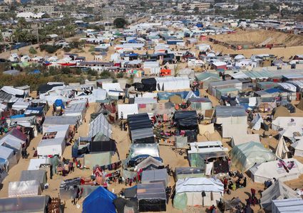 النازحون ينصبون خيامهم داخل الشريط الحدودي بحثا عن الأمان