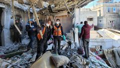 الدفاع المدني ينتشل ضحايا عائلة خطاب بدير البلح بعد قصف الاحتلال لمنزلهم