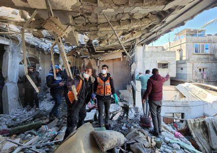 الدفاع المدني ينتشل شهداء وجرحى بعد استهداف طائرات الاحتلال الإسرائيلي منزلاً يعود لعائلة خطاب في دير البلح وسط قطاع غزة يوم أمس