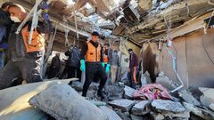 الدفاع المدني ينتشل ضحايا عائلة خطاب بدير البلح بعد قصف الاحتلال لمنزلهم