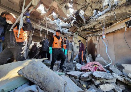 الدفاع المدني ينتشل شهداء وجرحى بعد استهداف طائرات الاحتلال الإسرائيلي منزلاً يعود لعائلة خطاب في دير البلح وسط قطاع غزة يوم أمس