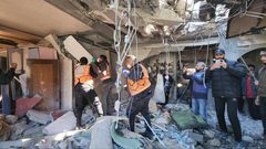 الدفاع المدني ينتشل شهداء وجرحى بعد استهداف طائرات الاحتلال الإسرائيلي منزلاً يعود لعائلة خطاب في دير البلح وسط قطاع غزة يوم أمس