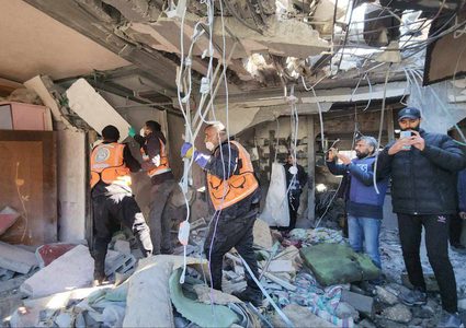 الدفاع المدني ينتشل ضحايا عائلة خطاب بدير البلح بعد قصف الاحتلال لمنزلهم