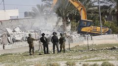 الاحتلال يهدم منزلا ويخطر بهدم ستة أخرى في النويعمة شمال مدينة أريحا