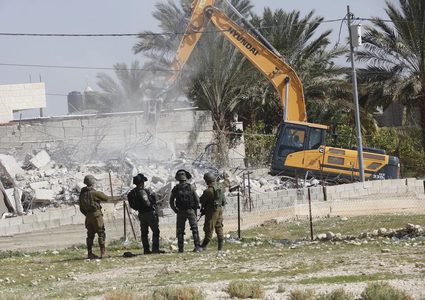 الاحتلال يهدم منزلا ويخطر بهدم ستة أخرى في النويعمة شمال مدينة أريحا