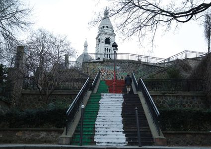 نشطاء يرسمون علم فلسطين على درجات أبرز الأماكن الدينية والسياحية في باريس