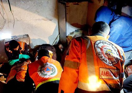 طواقم الدفاع المدني تنتشل عددًا من الشهداء وتسعف عددًا من الجرحى نتيجة استهداف طائرات الاحتلال الإسرائيلي لثلاثة منازل لآل "أبو عكر وخفاجة وعرسان" بمحافظة رفح المكتظة بالنازحين جنوبي قطاع غزة الليلة الماضية.