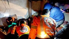 الدفاع المدني ينتشل عددا من الشهداء والجرحى نتيجة استهداف ثلاثة منازل في رفح