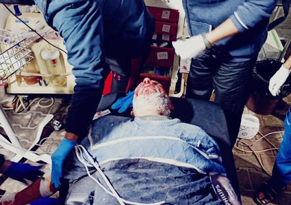 طواقم الدفاع المدني تنتشل عددًا من الشهداء وتسعف عددًا من الجرحى نتيجة استهداف طائرات الاحتلال الإسرائيلي لثلاثة منازل لآل "أبو عكر وخفاجة وعرسان" بمحافظة رفح المكتظة بالنازحين جنوبي قطاع غزة الليلة الماضية.