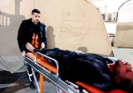 طواقم الدفاع المدني تنتشل عددًا من الشهداء وتسعف عددًا من الجرحى نتيجة استهداف طائرات الاحتلال الإسرائيلي لثلاثة منازل لآل "أبو عكر وخفاجة وعرسان" بمحافظة رفح المكتظة بالنازحين جنوبي قطاع غزة الليلة الماضية.